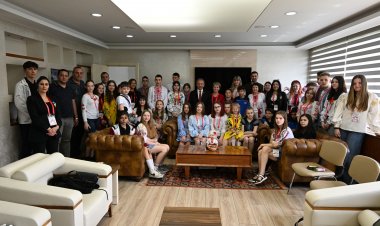 SALİHLİ BELEDİYE BAŞKANINA UKRAYNALI ÖĞRENCİLERDEN ZİYARET